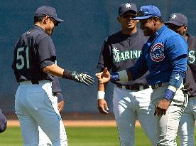 Ichiro says 'hi' to ''Slammin' Sammy''